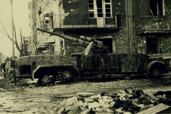 Un cañón autopropulsado de las tropas nazis dañado por el Ejército Rojo en una de las calles de Budapest.