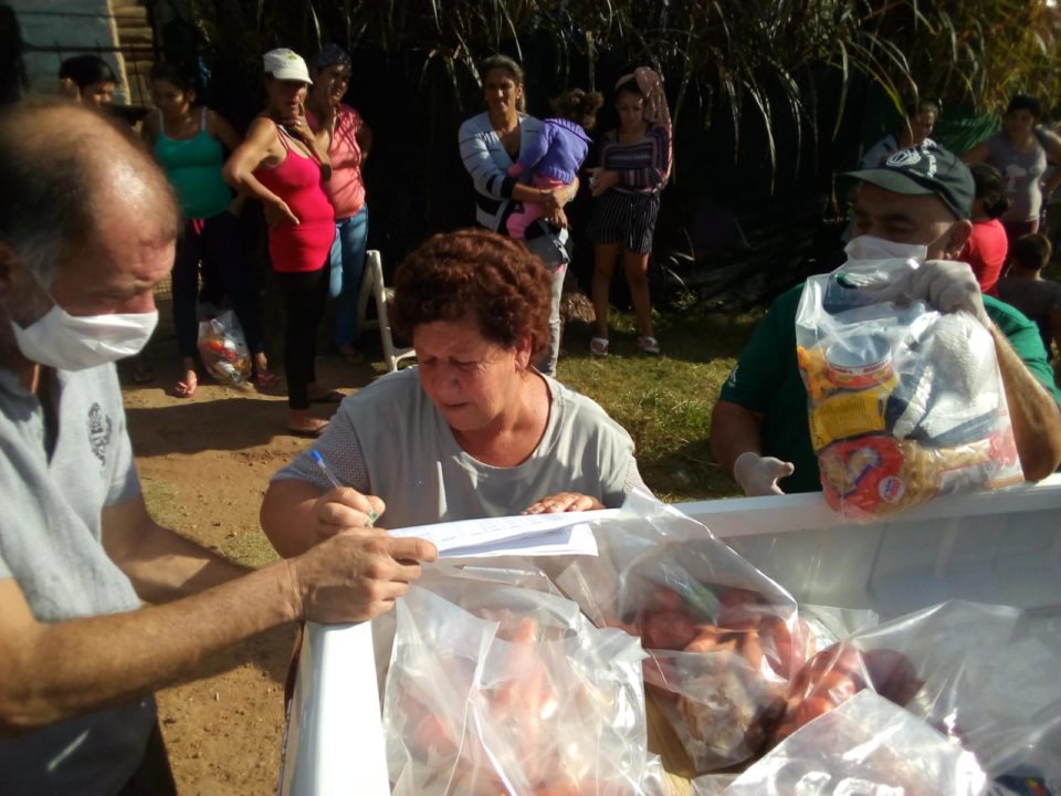 El Sindicato de Pilsen de Salto donó 120 canastas con alimentos que fueron repartidas junto a funcionarios del CECOED y la Intendencia de Salto en barrios La Esperanza, Fátima y Agua Salto.