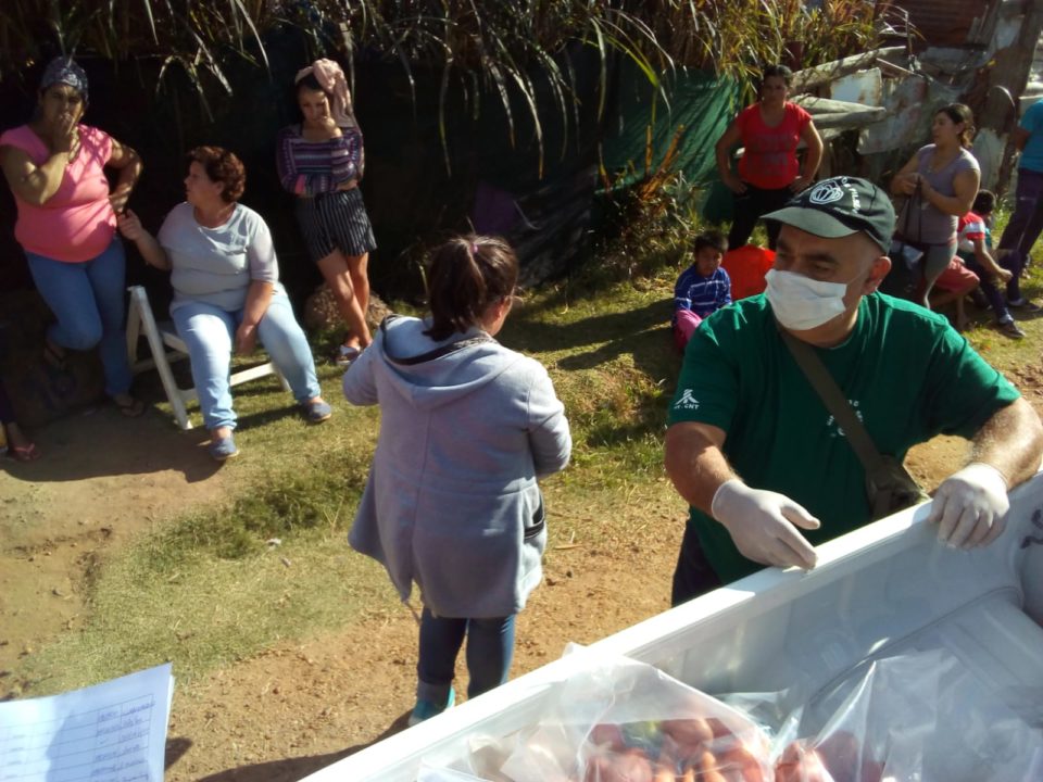 El Sindicato de Pilsen de Salto donó 120 canastas con alimentos que fueron repartidas junto a funcionarios del CECOED y la Intendencia de Salto en barrios La Esperanza, Fátima y Agua Salto.