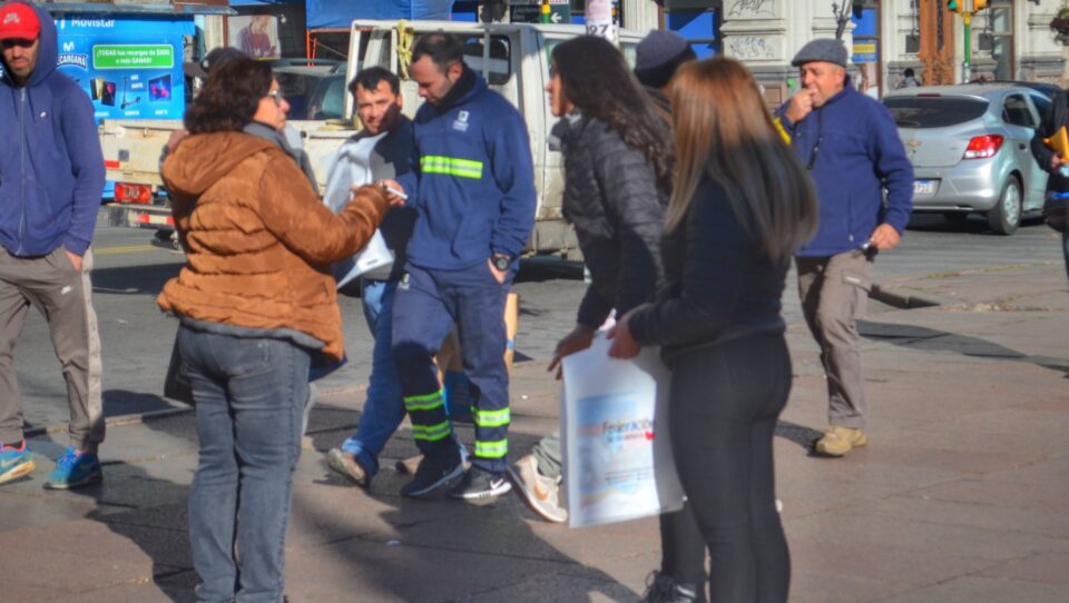 Distribución de folletería promocional en Montevideo por parte de la Secretaría de Turismo con la participación de la Asociación Hotelera, Gastronómica y Afines de Federación.