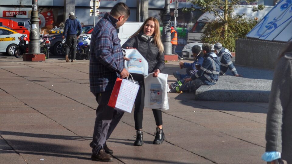 Distribución de folletería promocional en Montevideo por parte de la Secretaría de Turismo con la participación de la Asociación Hotelera, Gastronómica y Afines de Federación.