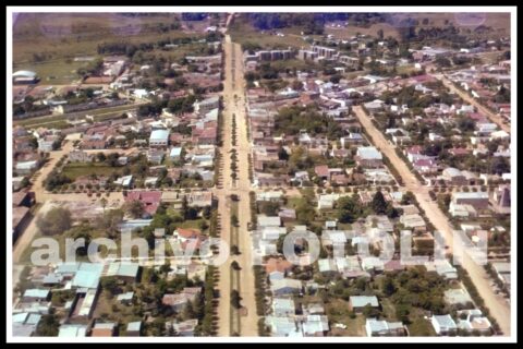 Foto: Archivo Fotolín - CHAJARI DESDE EL AIRE (AV. BELGRANO, Julio de 1980)