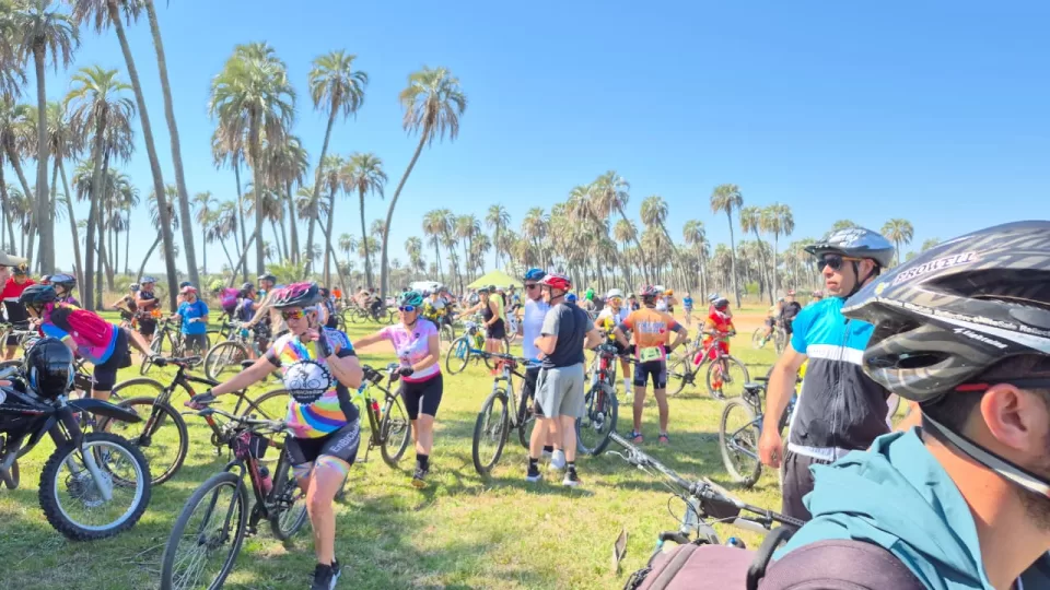 Ciclistas recorriendo senderos del Parque Nacional El Palmar