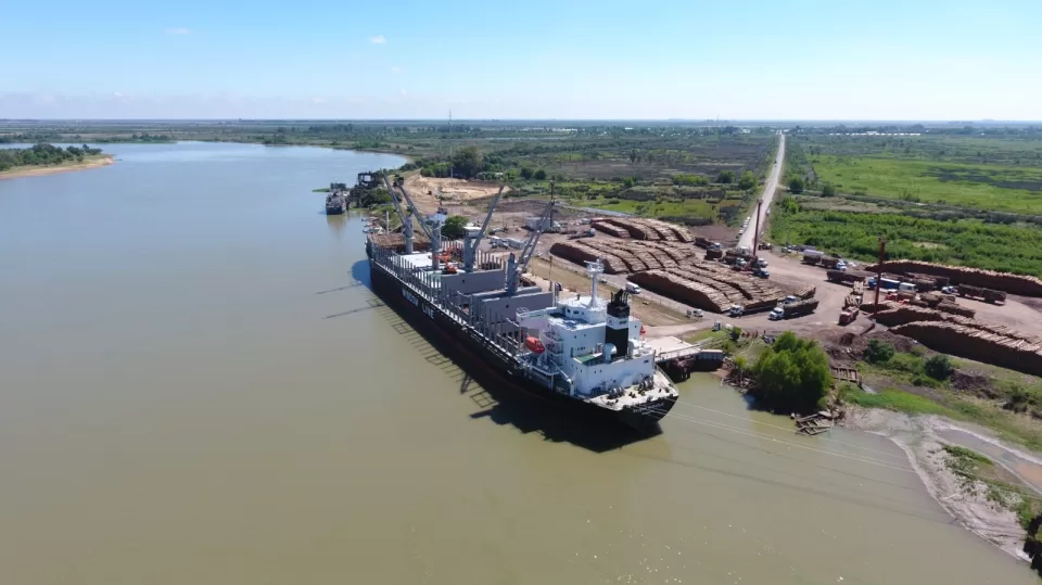 Acopio irregular de azufre en Puerto de Ibicuy