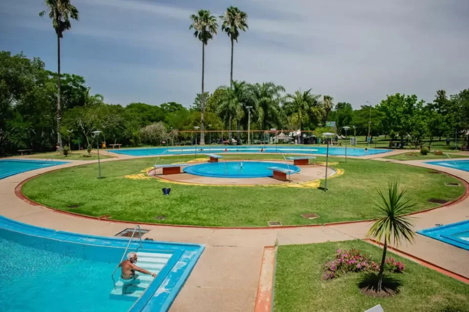 Visitantes en Termas del Daymán disfrutando piscinas