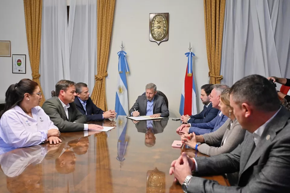Frigerio y autoridades municipales afines firmando el convenio del boleto estudiantil en Entre Ríos