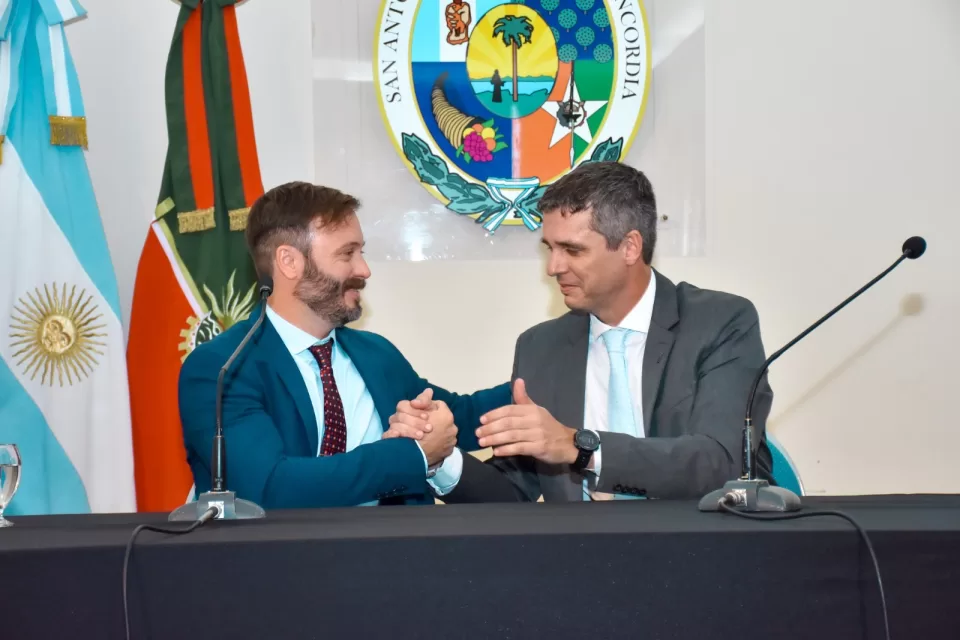 Enrique Cresto en el traspaso de mando a Francisco Azcué