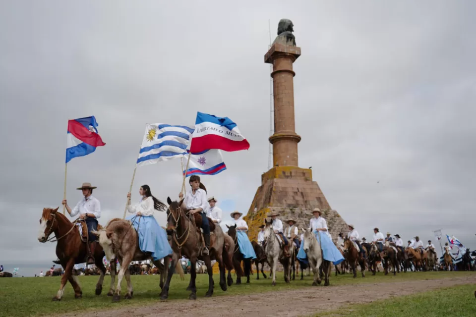 Encuentro Patriarca en Meseta de Artigas con miles de jinetes rindiendo homenaje a Artigas