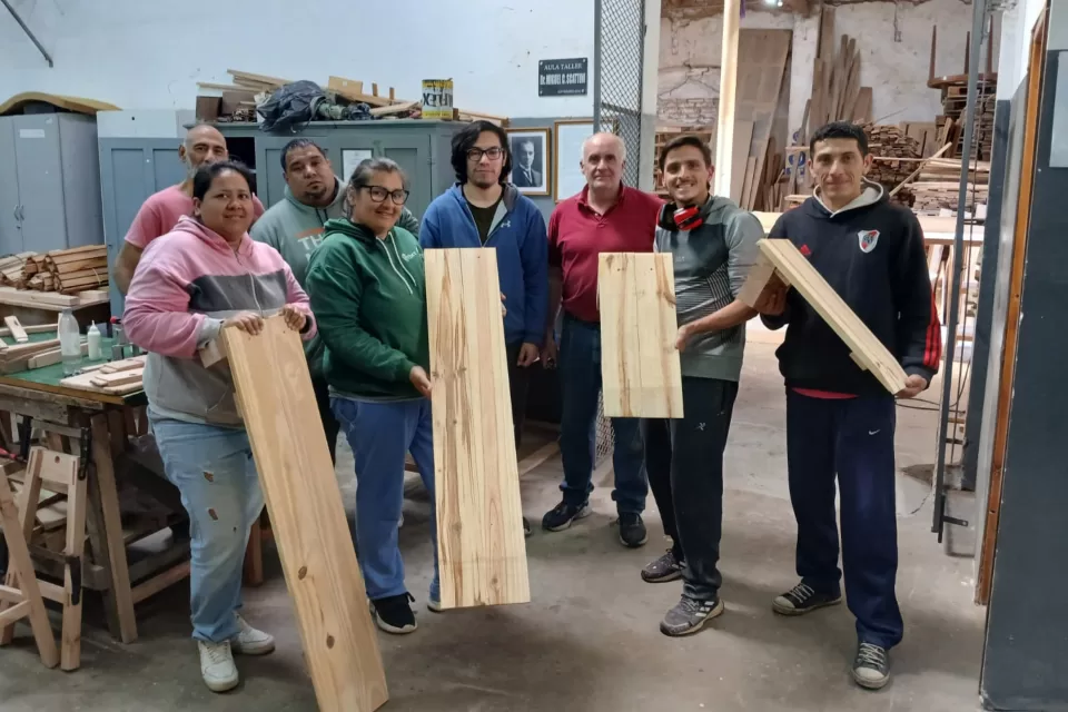 Estudiantes de Concordia crearon una rampa móvil para garantizar la accesibilidad edilicia