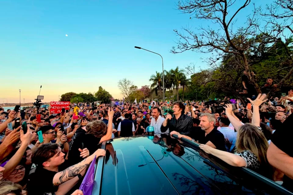 Milei en Paraná durante la caminata por la costanera