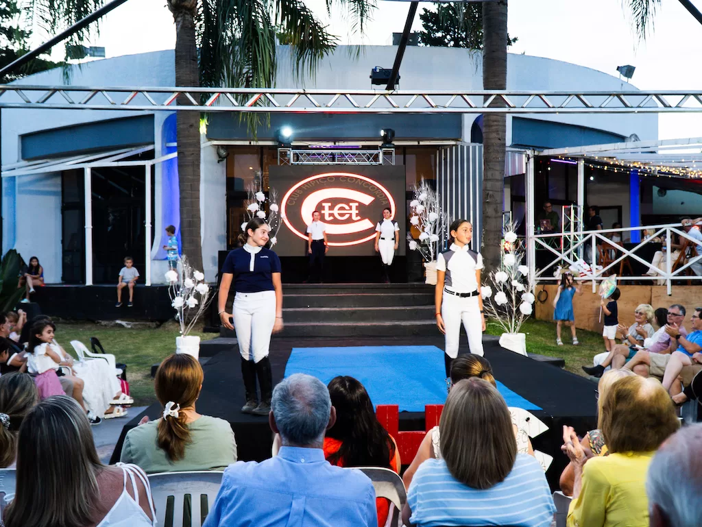 Apertura de la temporada verano Club Hípico Concordia en el desfile solidario