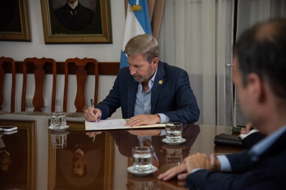 Rogelio Frigerio firmando decretos de gestión provincial