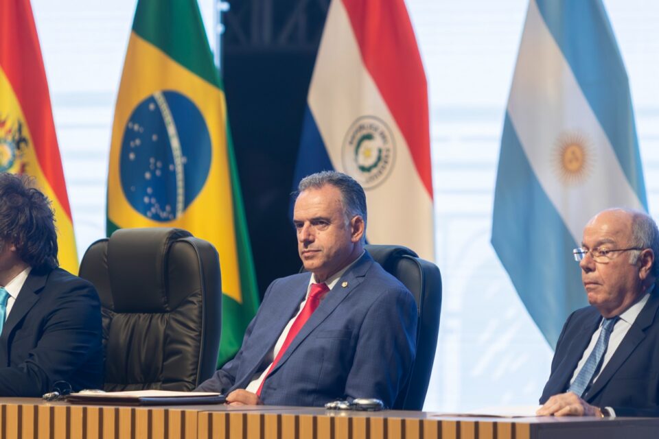 El presidente Yamandú Orsi durante la firma del acuerdo Mercosur y Unión Europea en Paraguay