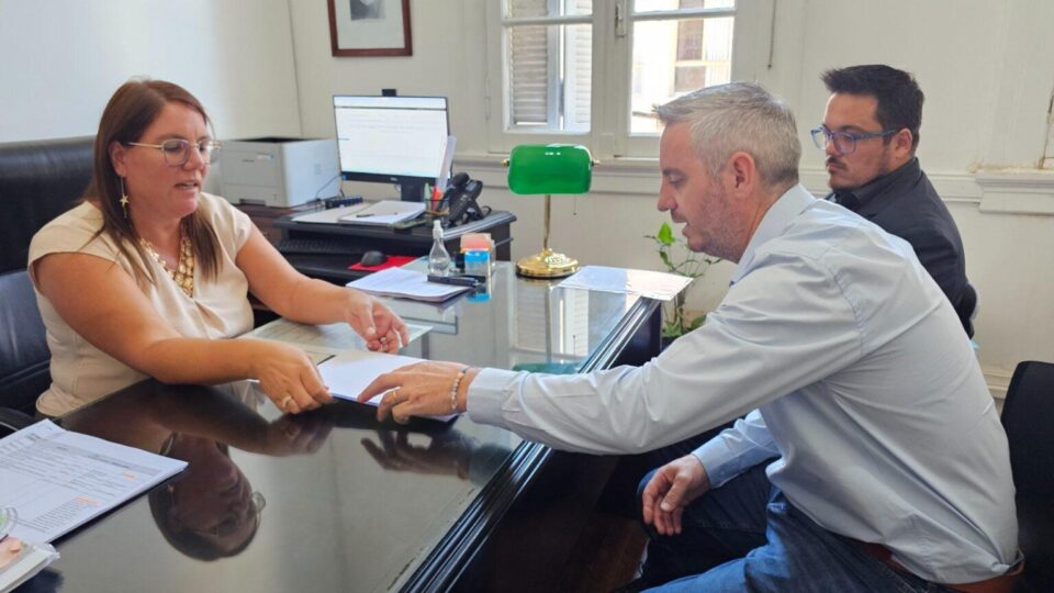 El intendente de Colón entregando documentos para la investigación del proyecto de HIF Global