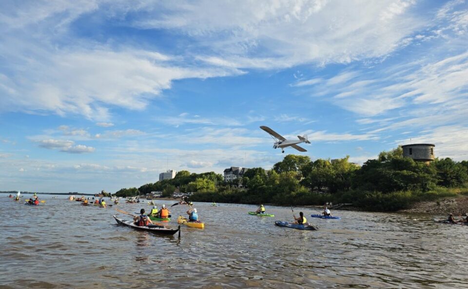 Rechazo a HIF Global en Colón durante caravana náutica en el río Uruguay