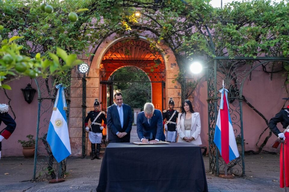 Acto de firma para la puesta en valor del Palacio San José en Entre Ríos