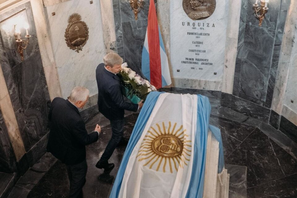 Rogelio Frigerio en Mausoleo de Urquiza
