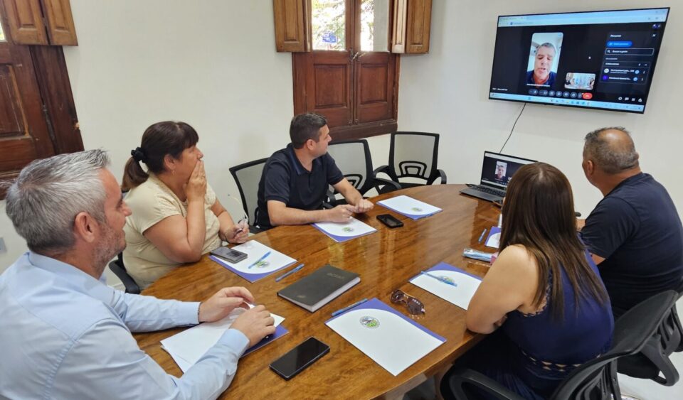 Autoridades regionales analizando el Estatuto del Río Uruguay ante el proyecto HIF