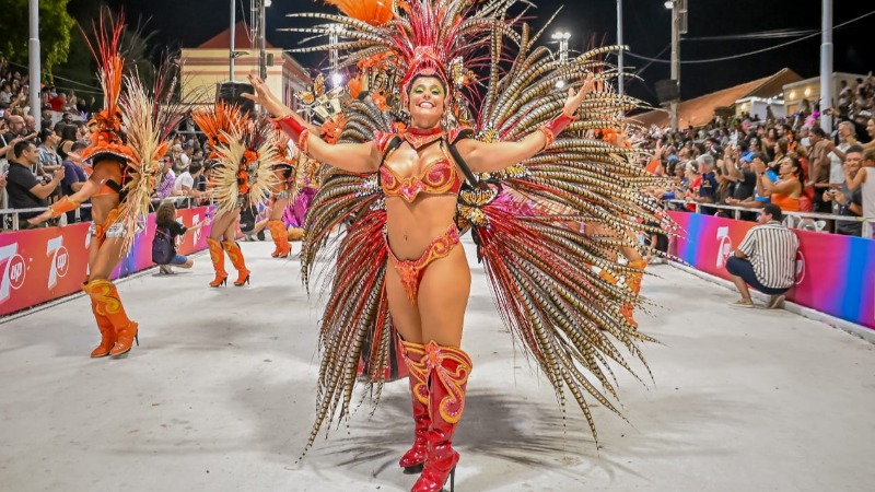 Comparsas desfilando en el Carnaval de Gualeguaychú 2026 el lunes 16 de febrero.