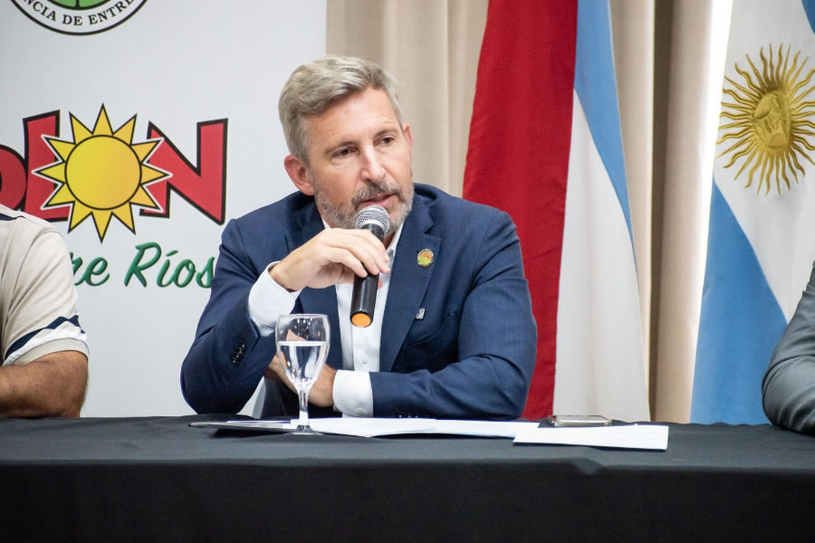 El gobernador Rogelio Frigerio en reunión por la refinería frente a Colón junto a autoridades provinciales y locales.