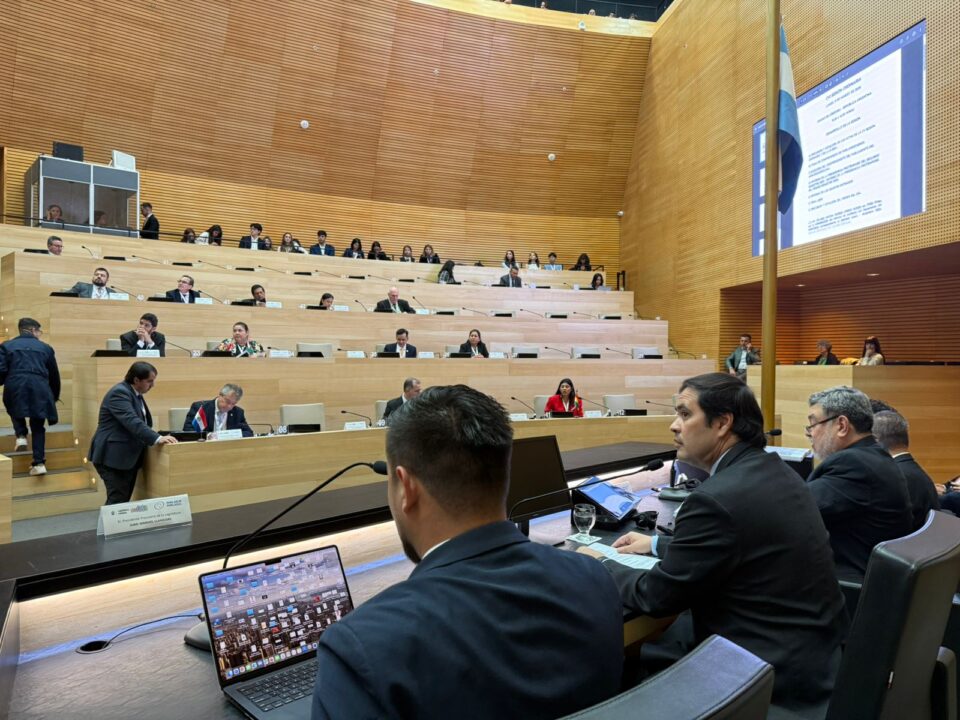 Parlamentarios regionales analizan el Acuerdo MERCOSUR-UE durante la Sesión Plenaria en Córdoba.