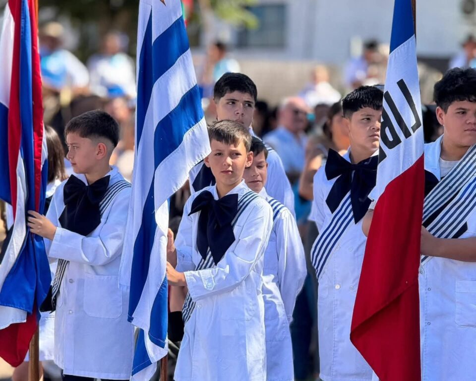 Autoridades departamentales y vecinos de Salto durante el acto protocolar por el 225º aniversario de Pueblo Belén en la Plaza Constitución