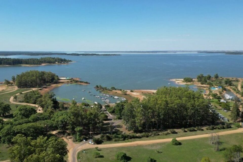 Participantes preparan actividades del Sunset Náutico en el Lago de Salto Grande reprogramado para abril