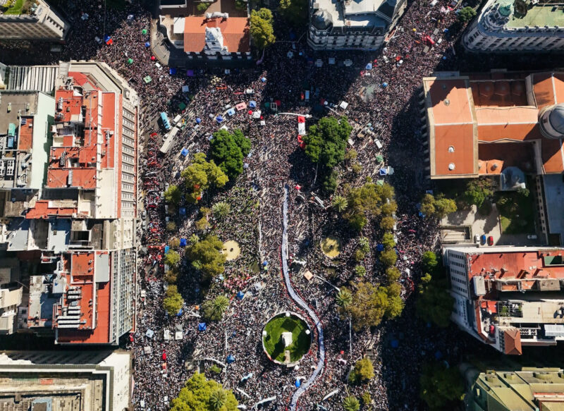 Imagen aérea de la Plaza de Mayo en Buenos Aires completamente colmada de manifestantes con banderas y pañuelos blancos durante los 50 años del golpe en Argentina