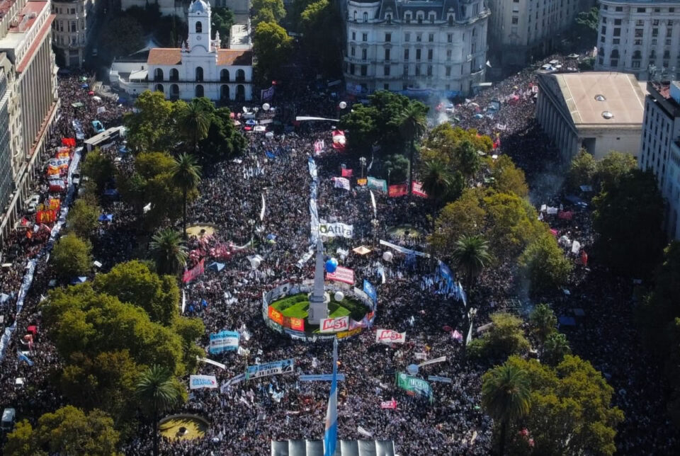Imagen aérea de la Plaza de Mayo en Buenos Aires completamente colmada de manifestantes con banderas y pañuelos blancos durante los 50 años del golpe en Argentina