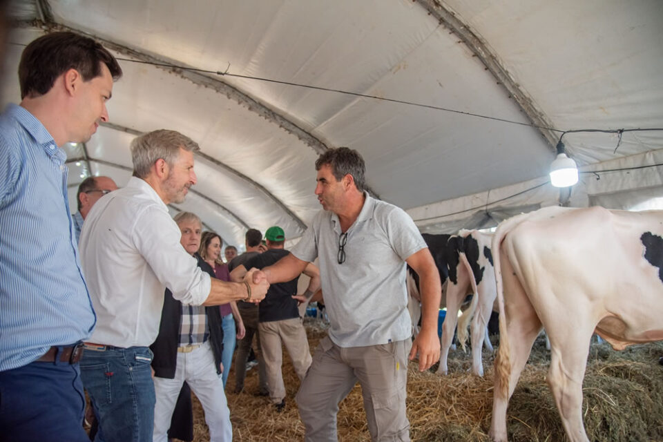 El gobernador Rogelio Frigerio recorre la Expo Provincial de la Leche en Nogoyá junto a autoridades y productores del sector lechero entrerriano.