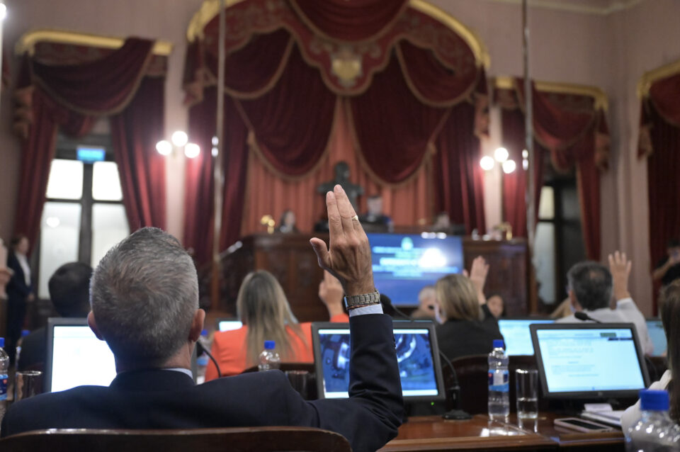 Legisladores debatiendo el proyecto de seguimiento deuda pública Entre Ríos en el recinto