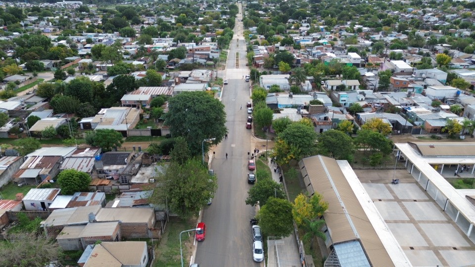 El intendente Francisco Azcué inaugura la pavimentación de calle Doctor Sauré en Concordia junto a vecinos y funcionarios municipales.