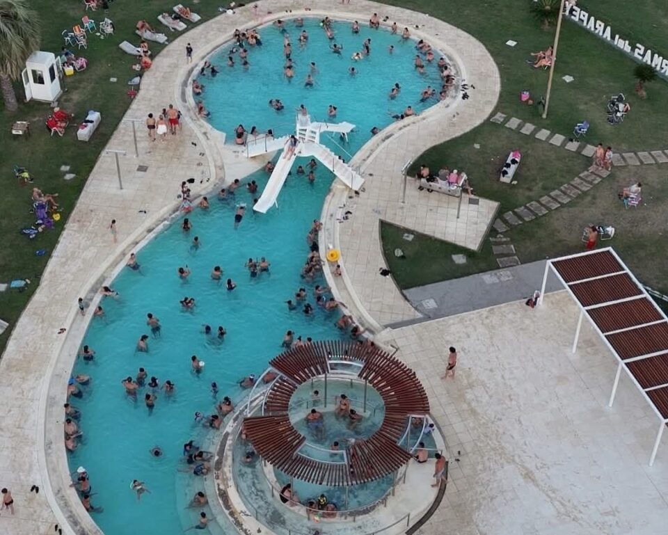 Turistas disfrutando de las piscinas en las Termas del Arapey durante Semana de Turismo
