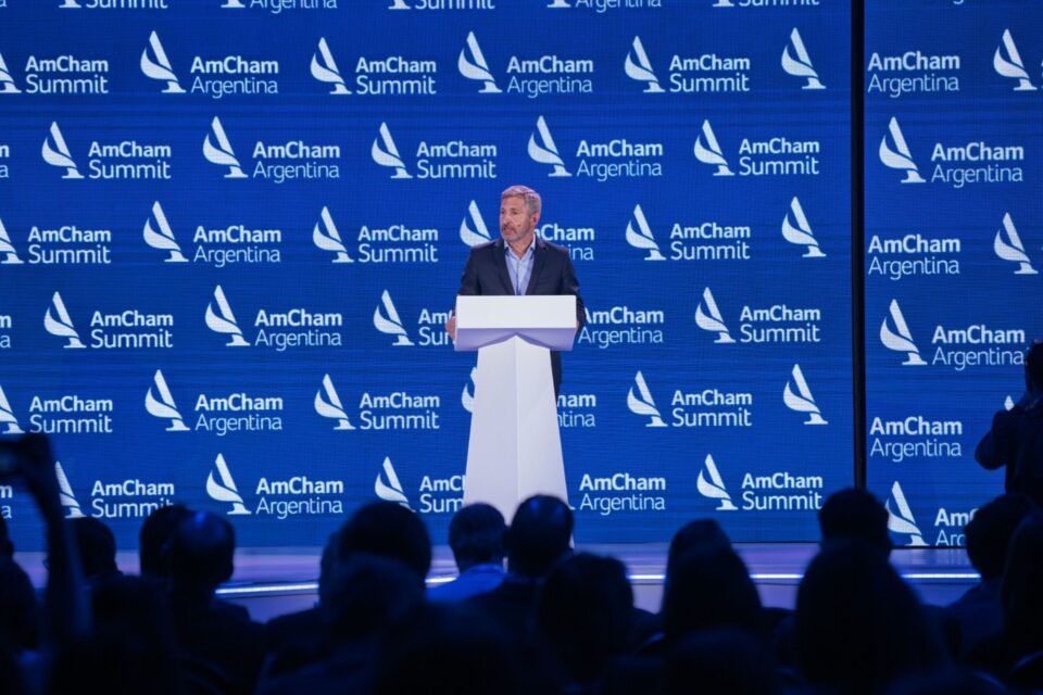 El gobernador Rogelio Frigerio durante su disertación en el AmCham Summit sobre el desarrollo de Entre Ríos.