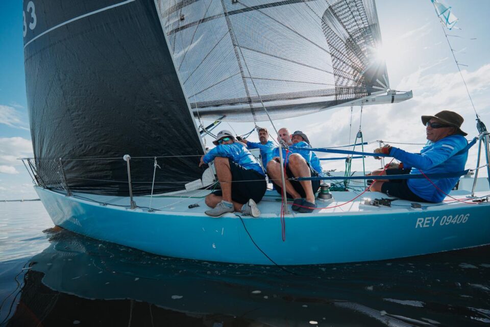 Veleros navegando en el río Uruguay durante la Regata Meseta de Artigas.