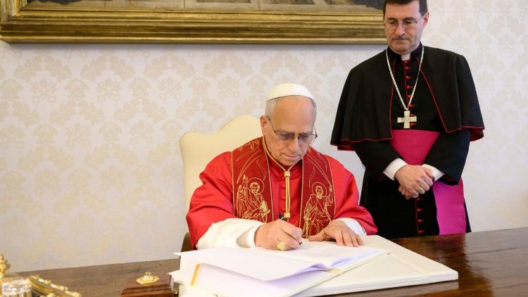 El Papa León XIV firma la Encíclica Magnifica Humanitas Inteligencia Artificial en el Vaticano