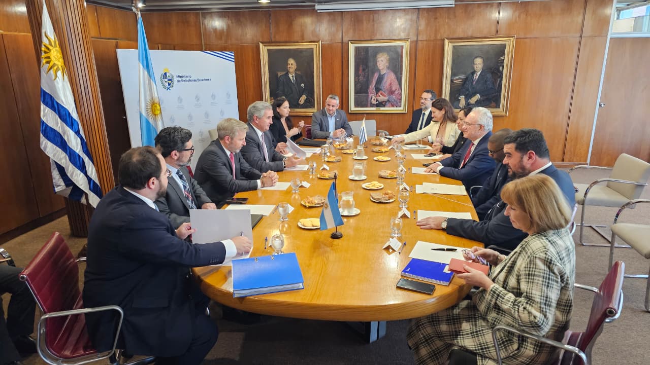 Misión diplomática argentina en Montevideo busca relocalizar la refinería HIF Global de Paysandú - Salto Grande Extra