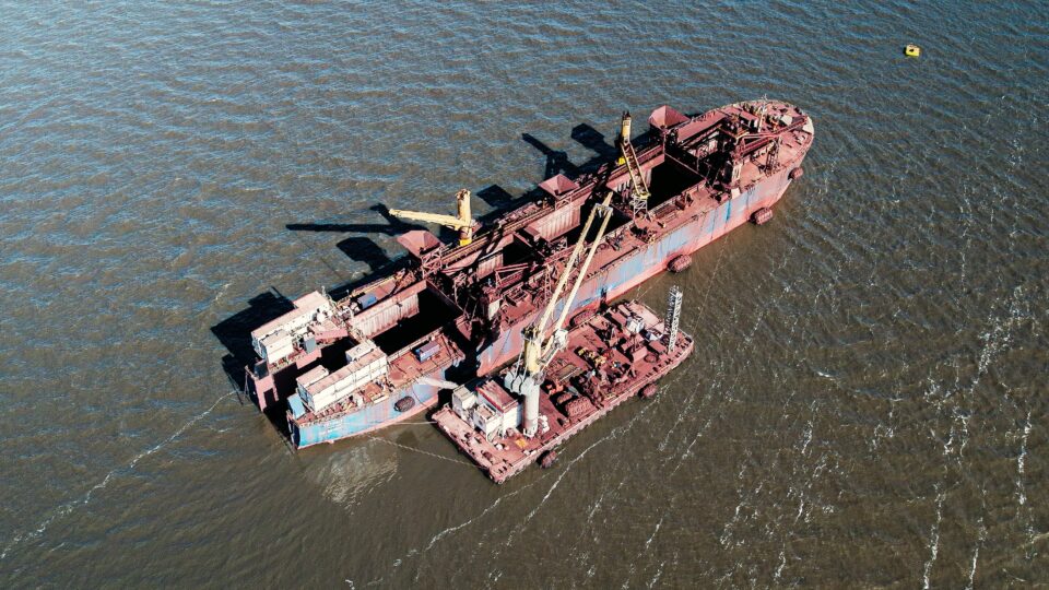 Operativa logística de transbordo de mineral de hierro en la zona de Punta del Arenal Norte, Río Uruguay