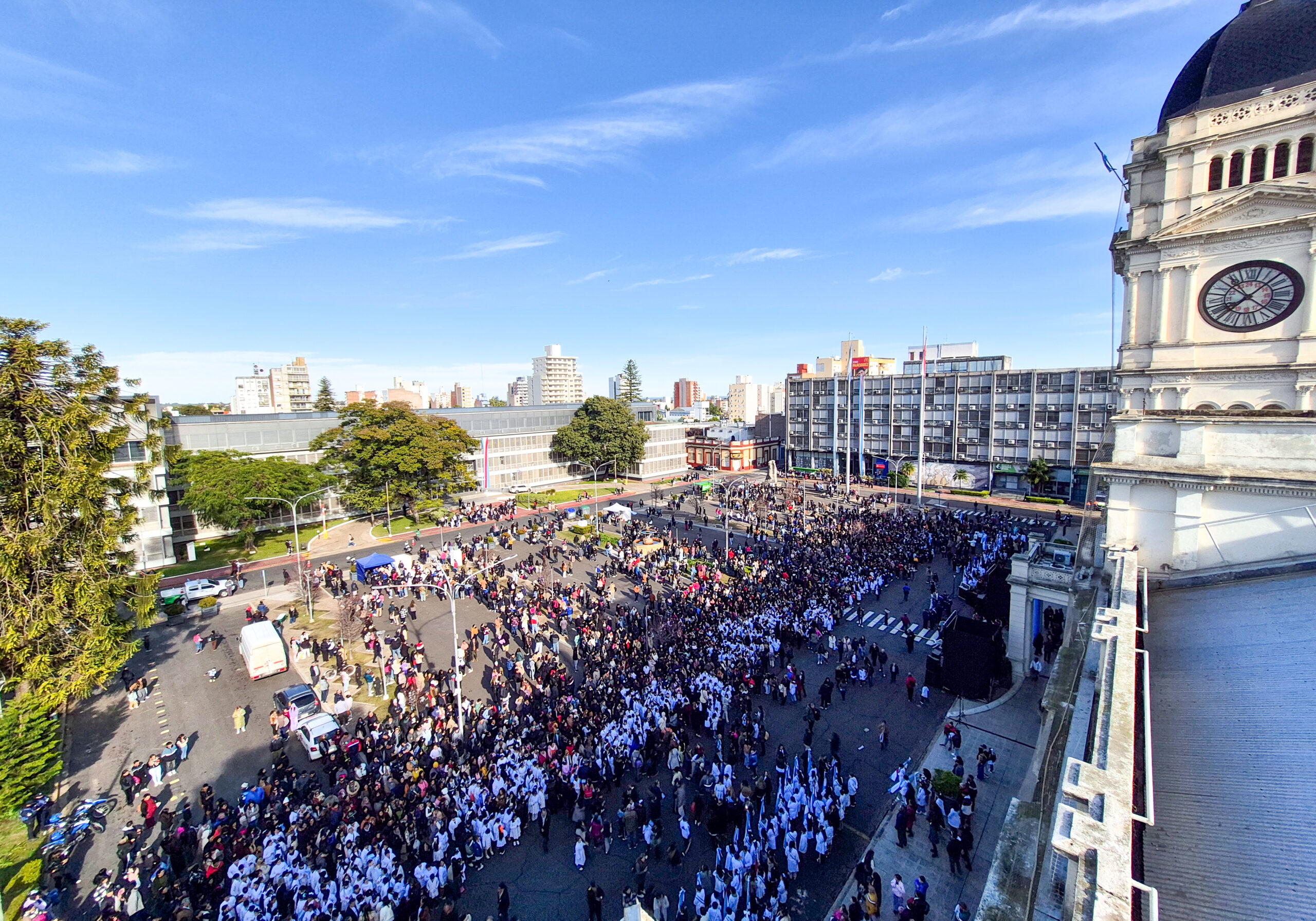 Día de la Bandera: excombatientes tomaron la promesa a más de 2.000 alumnos en Paraná - Salto Grande Extra