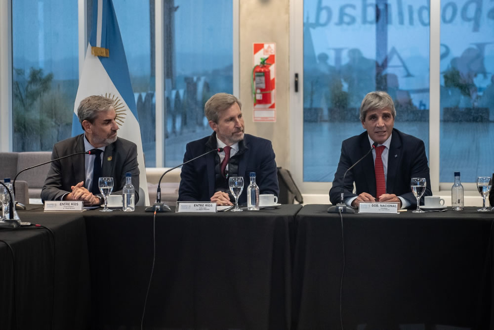 Frigerio recibió a Caputo en Paraná y planteó avanzar hacia un nuevo pacto fiscal entre Nación y provincias - Salto Grande Extra