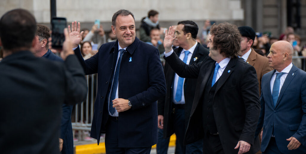Crisis en el gabinete de Milei: Adorni dimite cercado por denuncias de corrupción - Salto Grande Extra