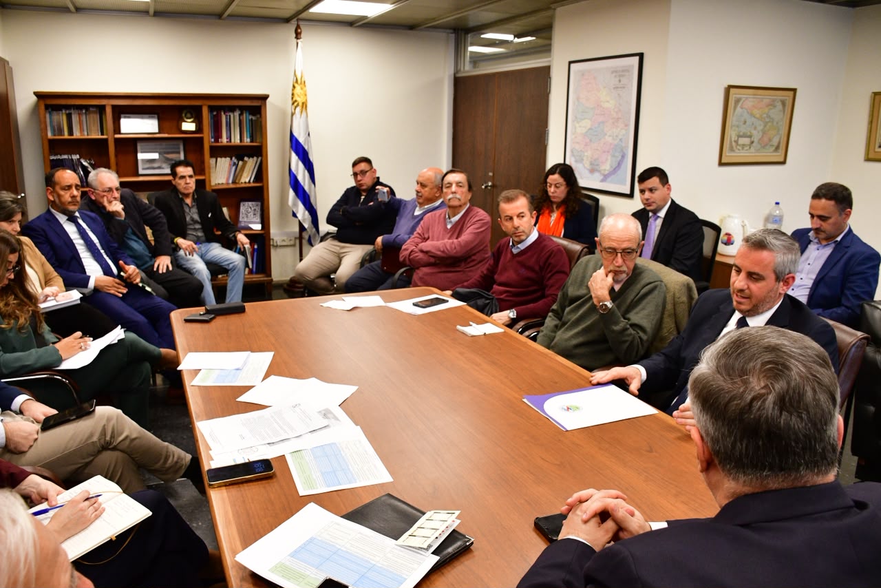 Walser presentó ante la Cancillería uruguaya un proyecto de ocho circuitos turísticos binacionales - Salto Grande Extra