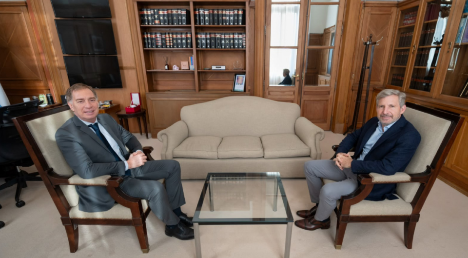 El gobernador Rogelio Frigerio y Diego Santilli, nuevo Jefe de Gabinete, durante un encuentro clave.