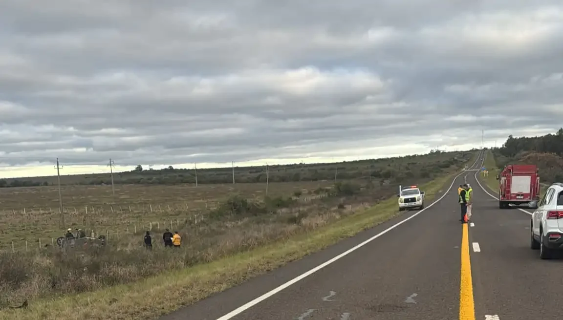 Siniestro fatal en ruta 3: muere una mujer tras vuelco de una camioneta argentina en Artigas - Salto Grande Extra