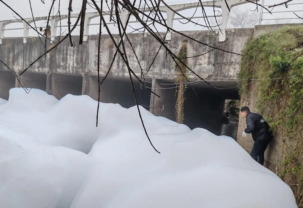 Salto investiga el origen de una densa espuma detectada en el arroyo Ceibal - Salto Grande Extra