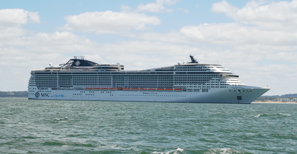 Buque turístico atracado en puerto uruguayo durante la temporada de cruceros Uruguay 2025-2026.