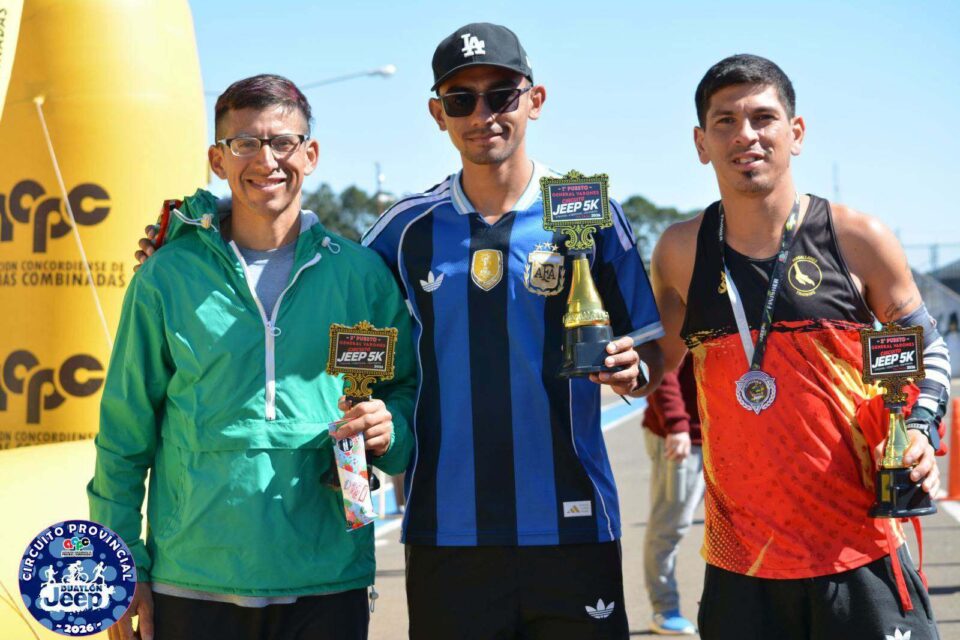 El ganador de la prueba, Bruno Medina Colombo, posa junto a sus escoltas Walter Moreyra y Luis Barrio tras finalizar la competencia en el autódromo de Concordia.