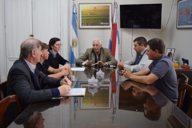 Firma de convenio entre el Gobierno de Entre Ríos y entidades citrícolas para la lucha contra el HLB en la región de Salto Grande.