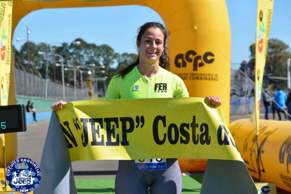 Ana Moreno celebra su segundo puesto en el podio femenino tras escoltar a su coterránea Ana María Brunini en una exigente prueba combinada.