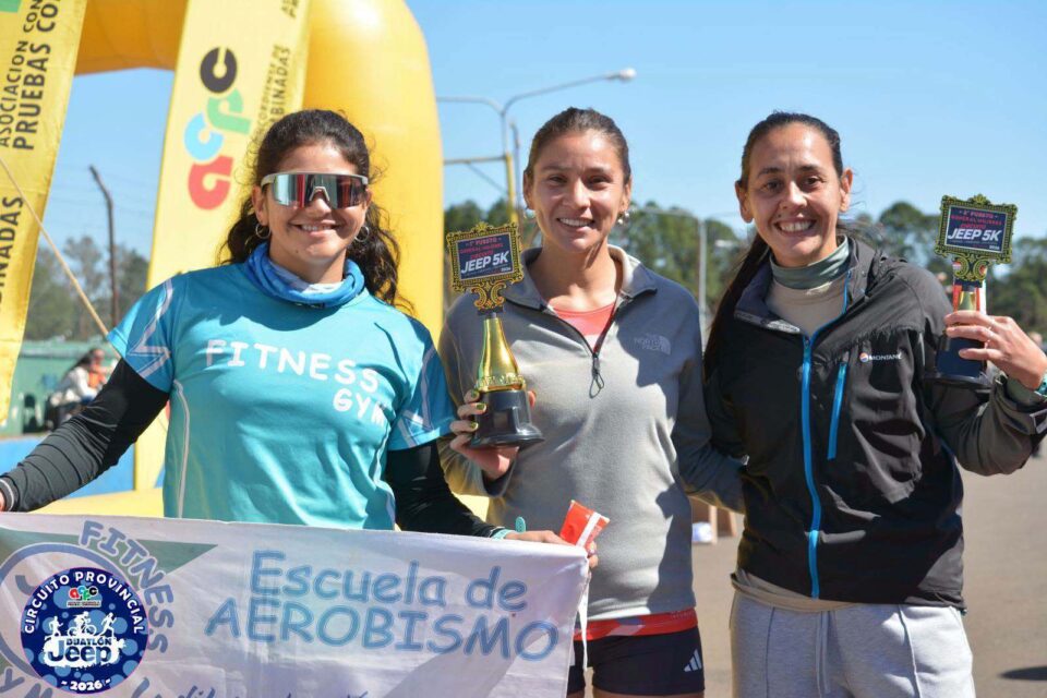 El podio femenino de los 5k: La vencedora de la jornada, Ayelen Saucedo, posa junto a su escolta María Luz Ramírez y la tercera clasificada, Lorena Luchini, tras completarse la competencia en el autódromo de Concordia.